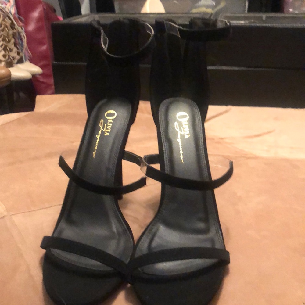Unique-Looking Strappy Sandals💋